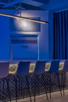 블루 톤의 감각적인 홀덤펍 바 좌석